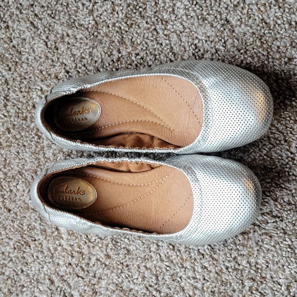 Clarks Shoes - Clark's silver sz 7 flat shoes